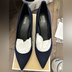 Brand new Michael Kors flex kitten pump
